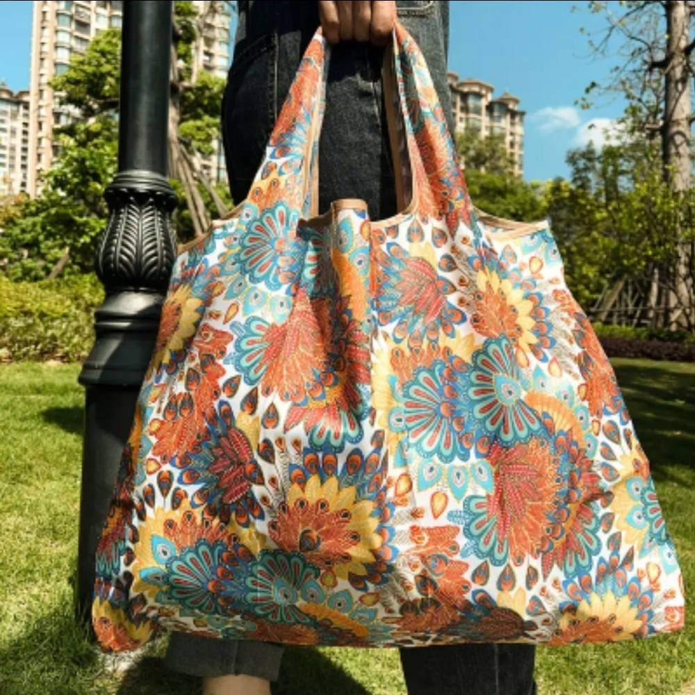 Foldable Large-capacity Reusable Shopping Bag. Peacock